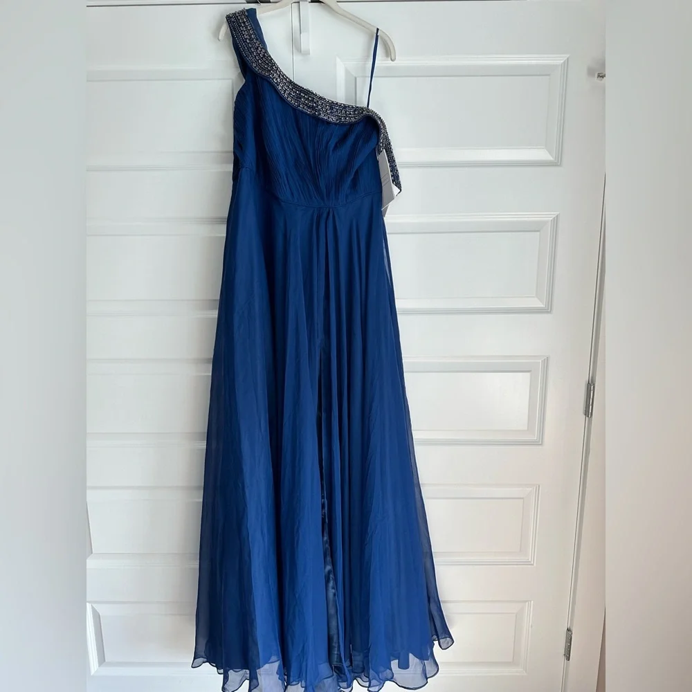 Mac Duggal Beaded Drop Shoulder Pleated Flowy Gown‎ in Size 14w Plus Sized NWT